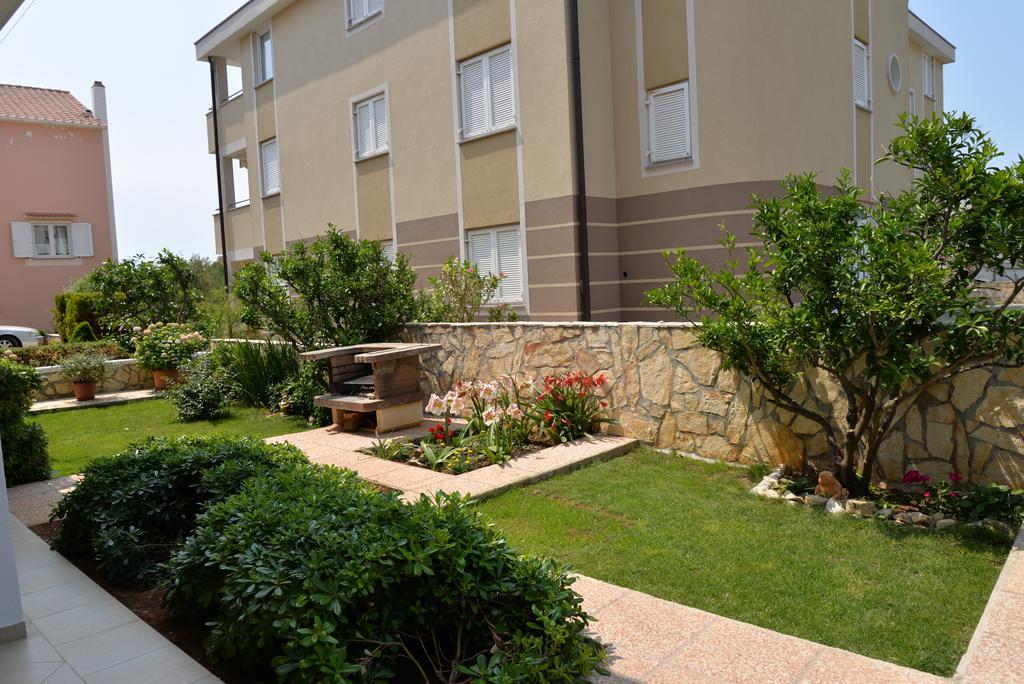Apartments Cvito Novalja Exterior photo